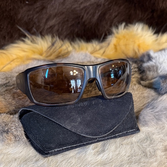 Stylish Sunglasses with Case (800) - Picture 1 of 4